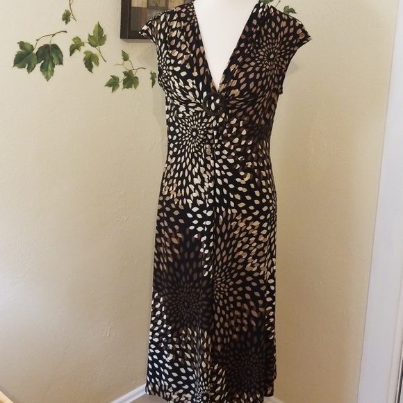 Jones New York Dresses & Skirts - Pretty print v neck dress with ring rouching